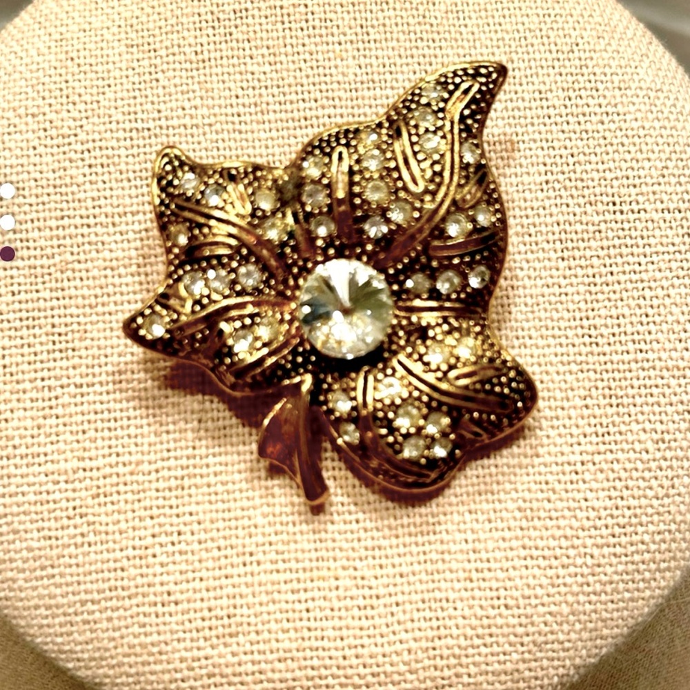 Gold Floral Brooch with Intricate Detailing